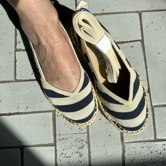 NEW Rothy’s Navy + Off-White Striped Espadrilles, Optional Ankle Ties, sz 6.5 - Picture 7 of 8